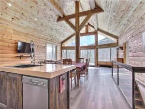 Saint-PhilémonLe Billot- Chalet Rustic avec Spa的小木屋的厨房和用餐室