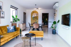 Dorp Sint MichielBlue Bay Resort luxury apartment Green View的客厅配有沙发和桌子