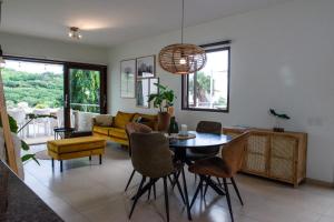 Dorp Sint MichielBlue Bay Resort luxury apartment Green View的客厅配有桌椅和沙发