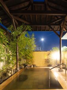 磐城美风之宿日式旅馆的后院的游泳池,带围栏