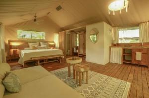 圣塔特蕾莎海滩Zunya的一间大卧室,配有一张床和一张沙发