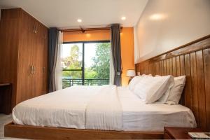 暹粒Siem Reap Homesteading的卧室配有一张大白色床和窗户
