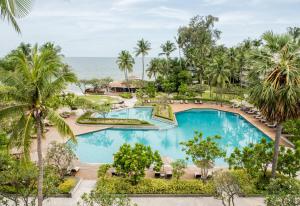七岩摄政酒店丽晶七岩海滩度假胜地，华欣（Hua Hin）的享有度假村游泳池的顶部景致