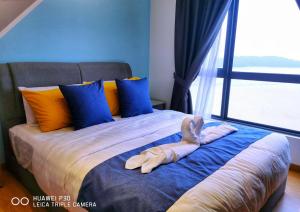 关丹Comfy Imperium Residence Kuantan Studio Seaview的床上有一条毛巾