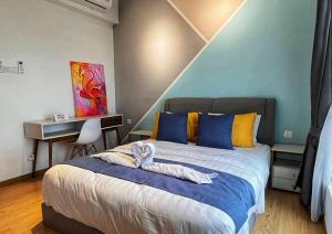 关丹Comfy Imperium Residence Kuantan Studio Seaview的一间卧室配有一张带蓝色和黄色枕头的大床