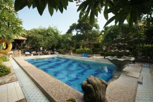 沙努尔罗摩衍那酒店的喷泉度假村的游泳池