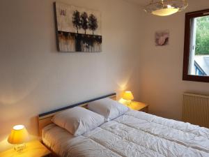 卡布尔Appartement Cabourg, 2 pièces, 4 personnes - FR-1-487-194的卧室配有带两盏灯的白色床