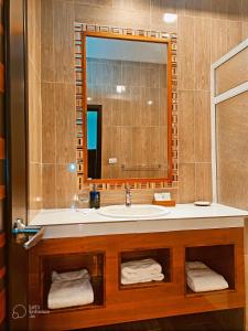 阿约拉港Suite Familiar en Puerto Ayora的一间带水槽和镜子的浴室