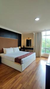 双溪大年The Jerai Hotel Sungai Petani的酒店客房,配有床和电视