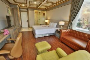 胡志明市Lotus Saigon Hotel的酒店客房,配有床和沙发