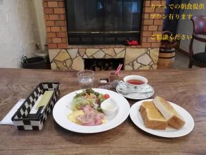 Minami-komatsuアルヴィラ近江舞子的一张桌子,上面有两盘食物和面包