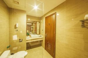 北宁孟坦奢华巴克宁酒店的浴室配有盥洗盆、卫生间和浴缸。