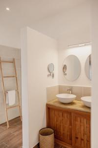 AnjramarangoBelamandy Lodge的浴室设有2个水槽和镜子