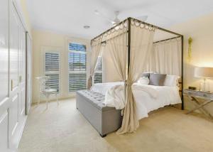 奥兰治Roselawn Manor - 5 Bedroom Entertainer的一间卧室设有天蓬床和窗户。