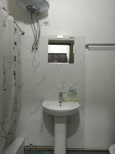 比什凯克Nomad Inn的白色的浴室设有水槽和镜子