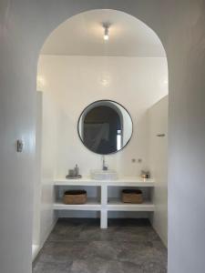 吉利阿尔Cabana的一间带水槽和镜子的浴室