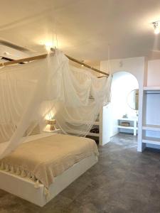 吉利阿尔Cabana的一间卧室配有一张带蚊帐的床
