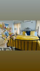 PrioryIsle Be Back Villa的一间卧室配有黄色的大床和黄色枕头