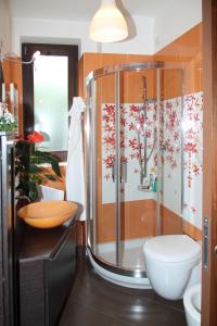 莫诺波利B&B Villa il Sughero的带淋浴和盥洗盆的浴室