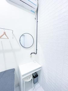 TimuranStay Hub的白色的浴室设有水槽和镜子