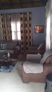 拉纳韦贝HARMONY LA VISTA的客厅配有两张沙发和一张沙发
