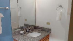 拉纳韦贝HARMONY LA VISTA的一间带水槽和镜子的浴室