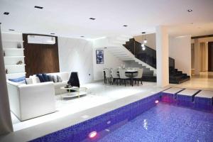 塞拉莱Cloud Villa Salalah的客厅,带游泳池