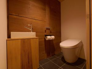 出云市RITA Izumo Hirata的浴室配有白色卫生间和盥洗盆。