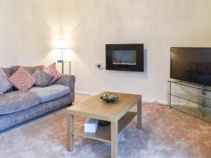博格诺里吉斯Sea Vista的带沙发和电视的客厅