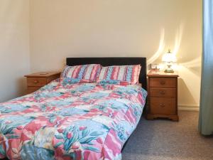 博格诺里吉斯Sea Vista的一间卧室配有一张床和一个带灯的床头柜