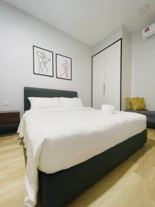 Bandar PenawarUrban Serviced Apartment的卧室配有一张白色大床