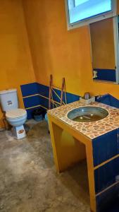 清莱六个自然度假酒店的一间带水槽和卫生间的浴室