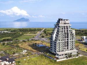 头城兰阳乌石港海景酒店的海洋前方建筑的空中景观