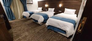 Al Kuraهمم للوحدات السكنية - الرحيلي Jeddah的一间酒店客房内设有三张床的房间