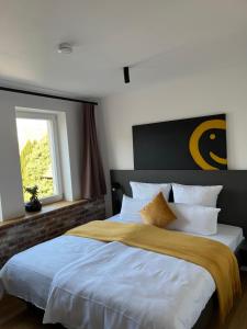 贝西格海姆Hotel Am Markt的一间卧室设有一张大床和一个窗户。