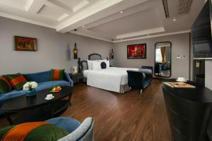 河内Hanoi L'Heritage Hotel & Gym - Spa的酒店客房,配有床和沙发