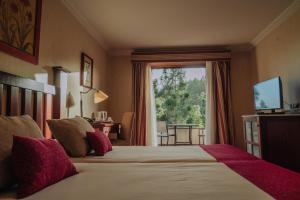 比拉夫洛尔比利亚尔瓦Spa酒店的酒店客房设有一张带大窗户的床。