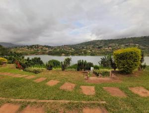 InandaEzweni Lodge的享有水体和城镇的景色