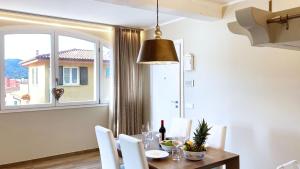 费拉约港Falconetta Luxury House的一间带桌子和窗户的用餐室
