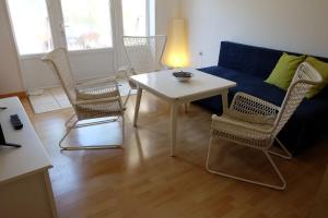 普拉Apartments Golubic的客厅配有蓝色的沙发、椅子和桌子