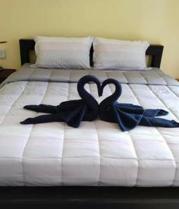 高兰桑纳塔度假屋的两个天鹅在床上形成心