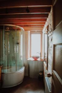 South BrunyThree Little Pigs Escape - MAIN HOUSE ONLY的一间带浴缸和淋浴的浴室,并设有一个窗户