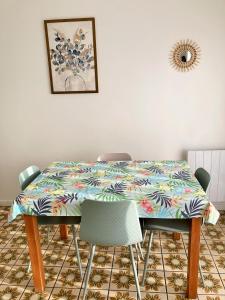乌伊斯特勒昂Asteria的餐桌上摆放着五颜六色的桌布