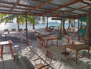 Phumĭ Kâoh RŏngWhite Pearl Beach的海滩上的一组桌椅