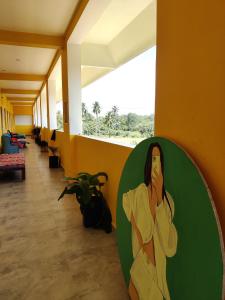 黎明之村WoodPacker Hostel Auroville Pondicherry的走廊墙上的女人画