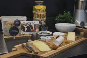 ChangéCampanile Laval Nord的柜台上的切板,上面有奶酪和其他原料