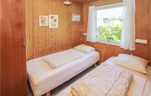 Kolby KåsNice Home In Sams With Kitchen的小型客房 - 带2张床和窗户