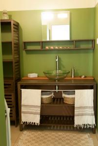 奥尔梅托奥利亚斯特鲁酒店的一间带水槽和镜子的浴室