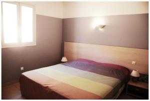 奥尔梅托奥利亚斯特鲁酒店的一间卧室设有一张床和一个窗口