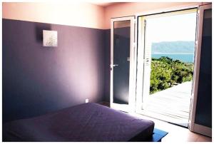 奥尔梅托奥利亚斯特鲁酒店的一间卧室设有一张床和一个开放式窗户。